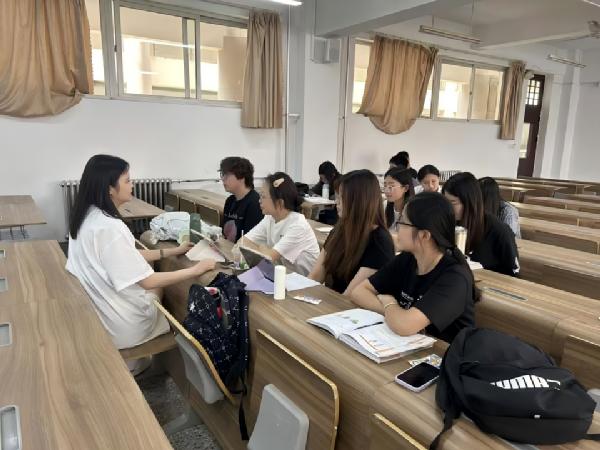7790CNM必发朝鲜语系召开期中教学检查员工座谈会